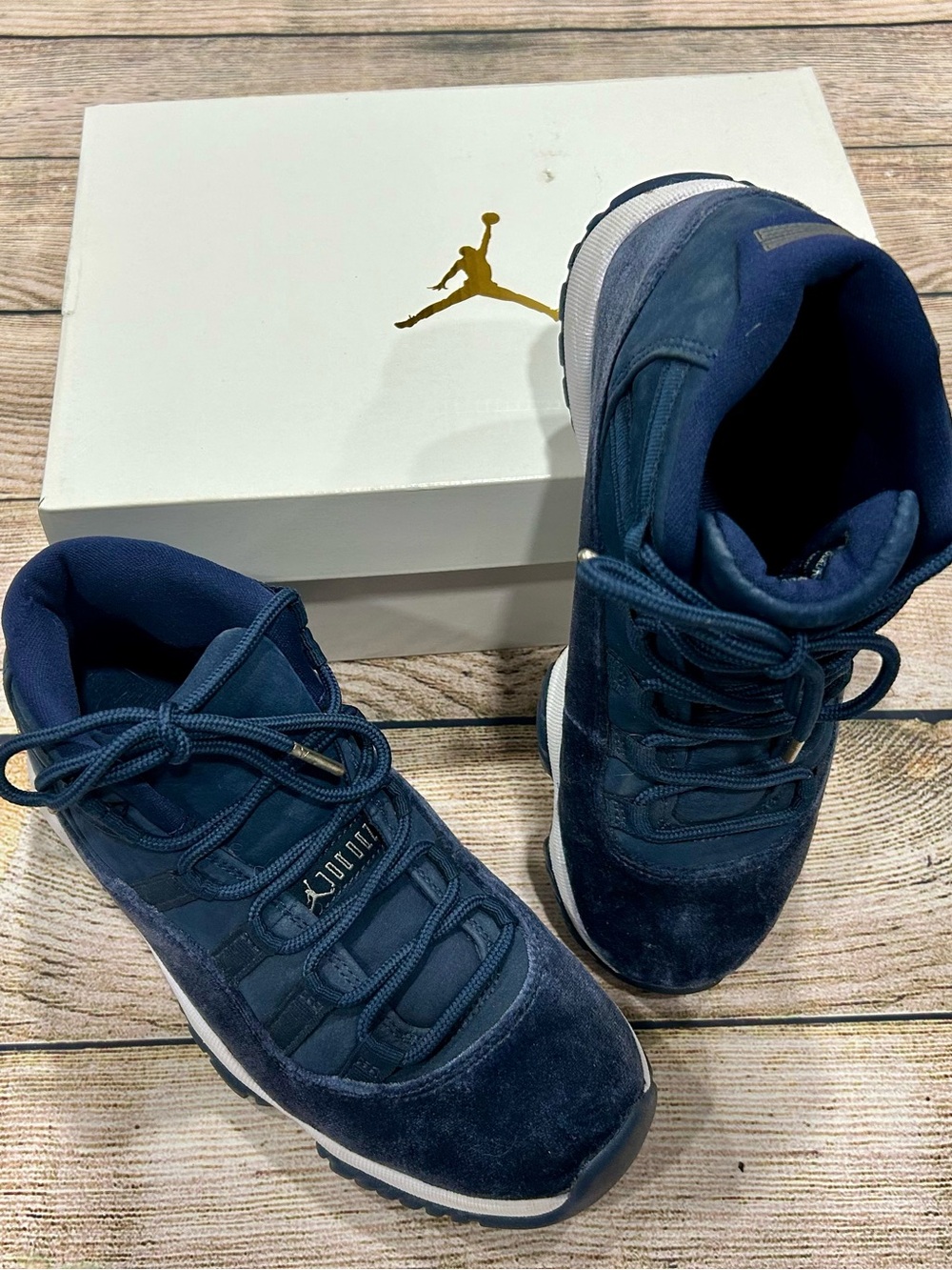 Nike Air Jordan Women’s 11 Retro Midnight Navy Velvet size 6.5